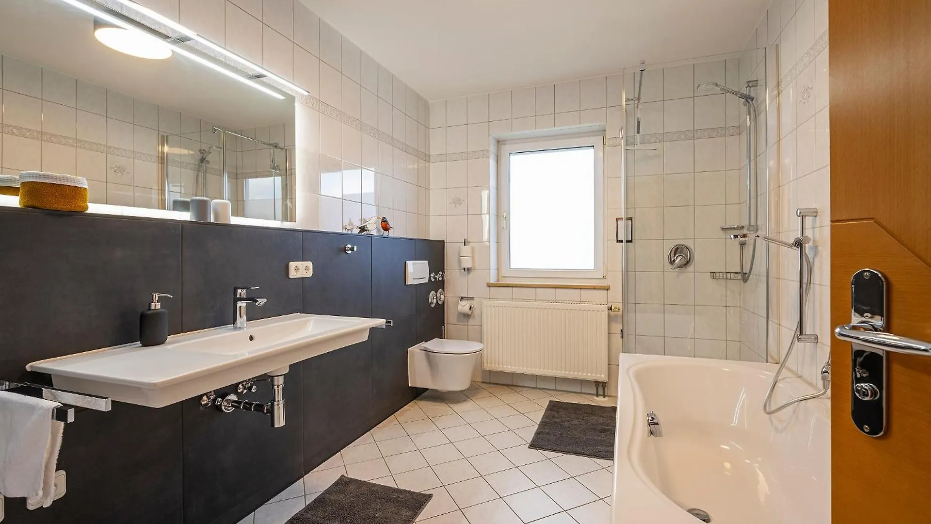 Sieben Zimmer & Ein Tisch Μπόμπινγκεν Bed and Breakfast